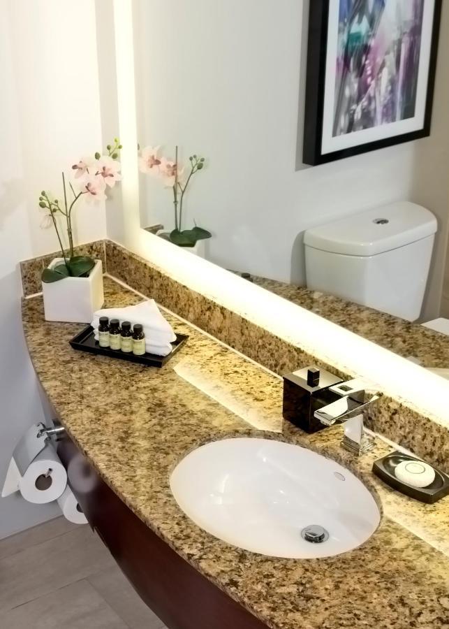Quarto Duplo Luxo com 2 Camas de Casal e Vista Lagoa