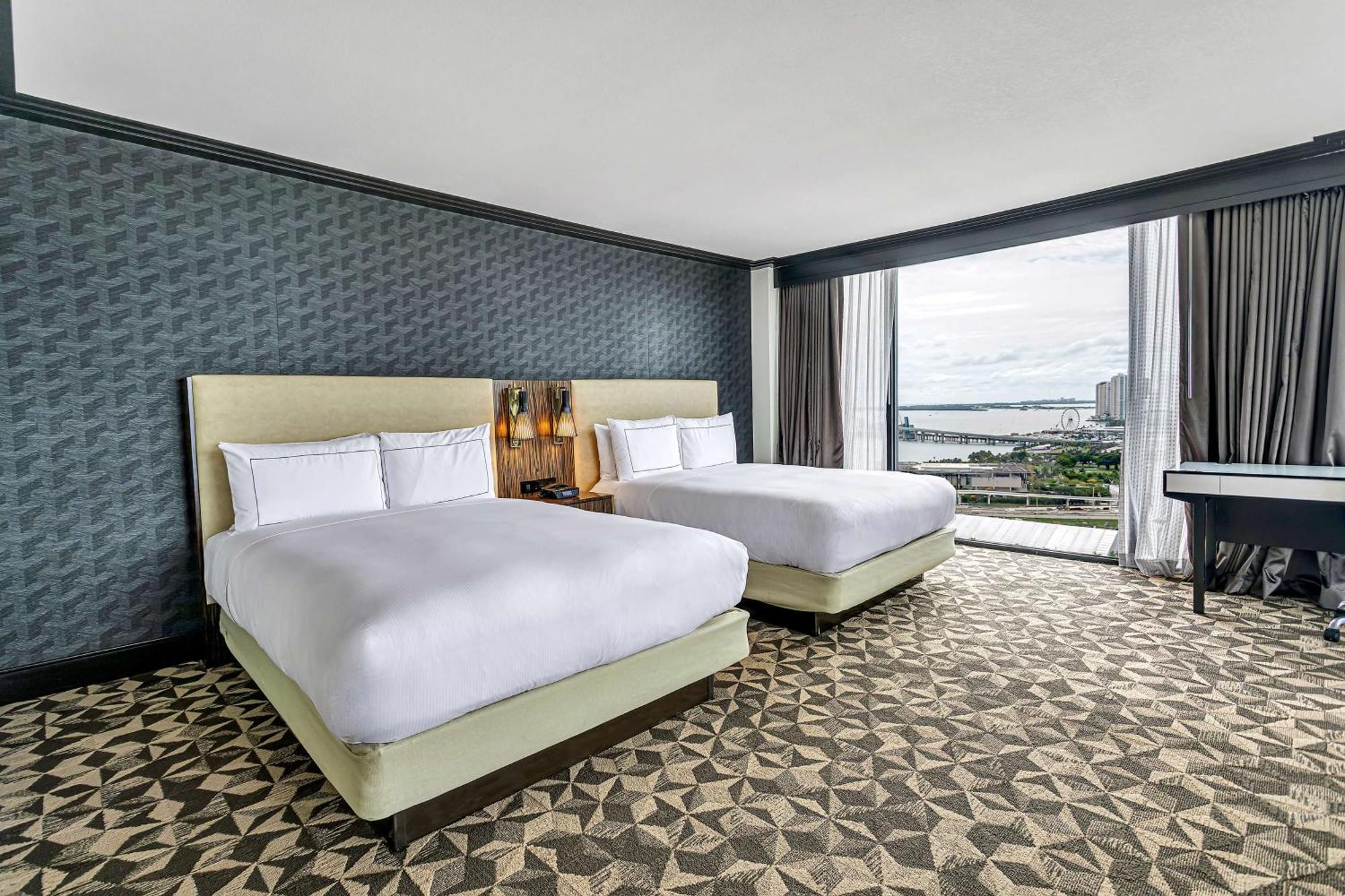 Junior Suite met Queensize Bed en Uitzicht op de Baai