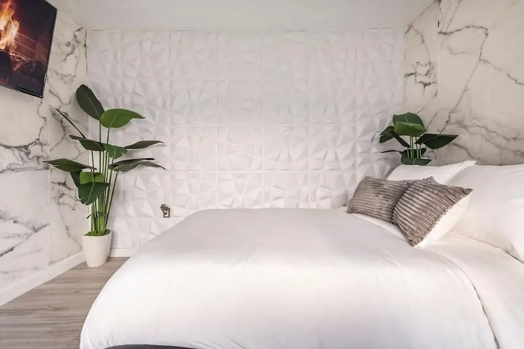 Cozy Miami Modern Paradise-Near Hardrock Stadium!-1