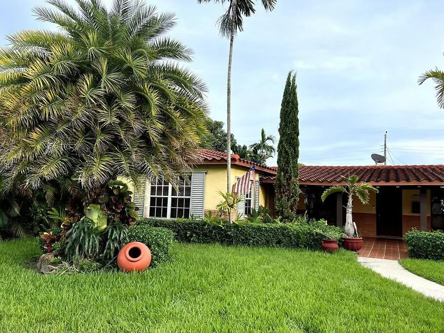 Adorable 2-Bedroom House With Free Parking-1