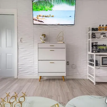 Cozy Miami Modern Paradise-Near Hardrock Stadium!-3