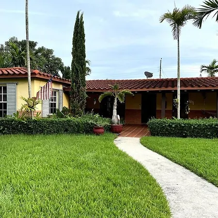 Adorable 2-Bedroom House With Free Parking-2