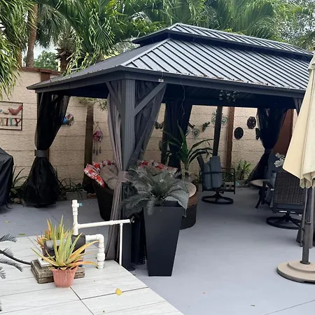 Tiny Place W Private Hot Jacuzzi 7 Min To Miami International Airport-2