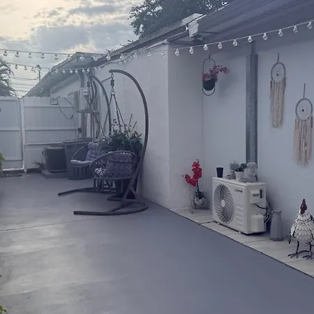 Tiny Place W Private Hot Jacuzzi 7 Min To Miami International Airport-3